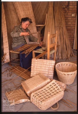Produzione di borse intrecciate a Villanova di Bagnacavallo