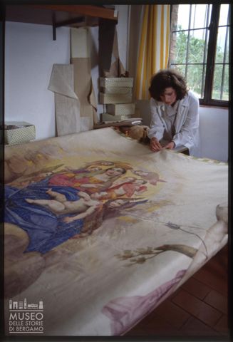 Restauro di un antico stendardo a Siena