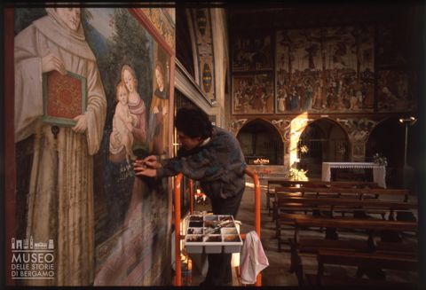 L'artista Giorgio Versetti al lavoro su un affresco a Caravaggio