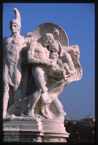 Gruppo scultoreo allegorico sul Ponte Vittorio Emanuele II a Roma