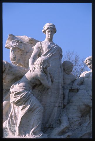 Gruppo scultoreo allegorico sul Ponte Vittorio Emanuele II a Roma