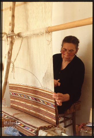 Artigiana al telaio a Nule