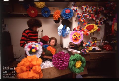 Laboratorio di produzione di fiori di carta a Napoli