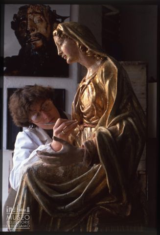 La restauratrice Patrizia Fumagalli al lavoro su una scultura lignea