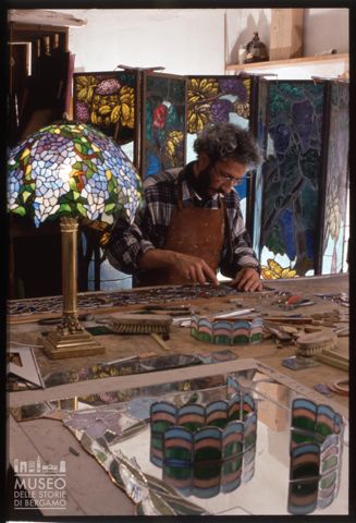 L'artigiano Luigi Magni nella sua bottega a Treviglio