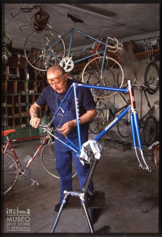 Il ciclista Vito Ortelli ripara una bicicletta