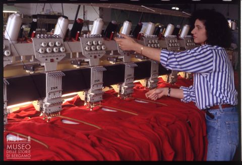 Produzione di capi d'abbigliamento in un'azienda tessile