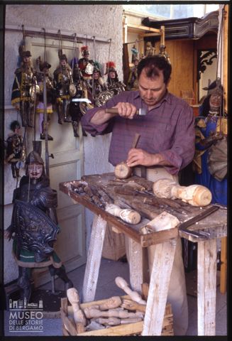 Ritratto del puparo Salvatore Chiarenza nella sua bottega di Acireale