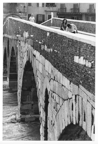 Scorcio sul Ponte Pietra a Verona