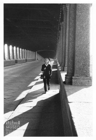 Ragazza sul Ponte Coperto di Pavia