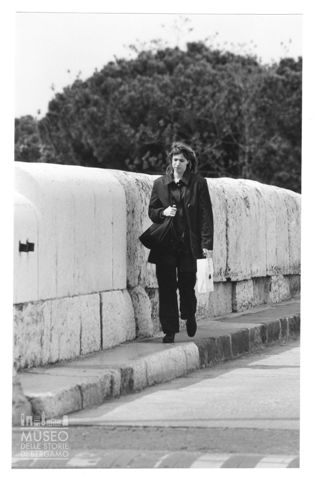 Donna a passeggio sul ponte di Tiberio a Rimini