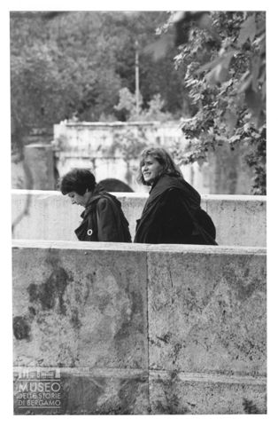 Due donne sul ponte Cestio a Roma