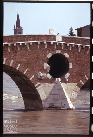 Dettaglio del Ponte Pietra a Verona