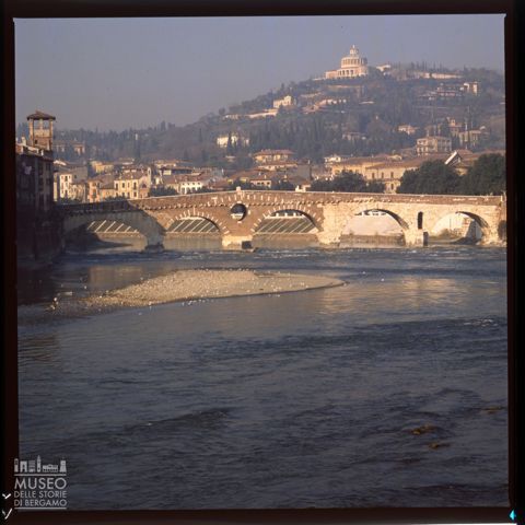 Veduta panoramica del Ponte Pietra a Verona