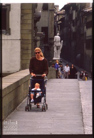 Scena di vita quotidiana sul Ponte Santa Trinita a Firenze
