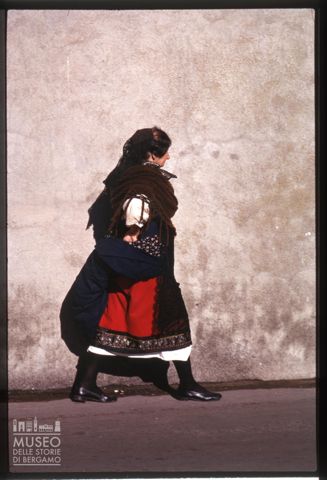 Ritratto di donna con costume tradizionale a Tiriolo