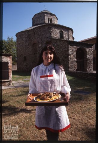 Ritratto di ragazza davanti a un piatto di 