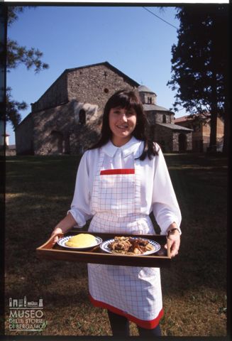 Ritratto di ragazza davanti a un piatto di 