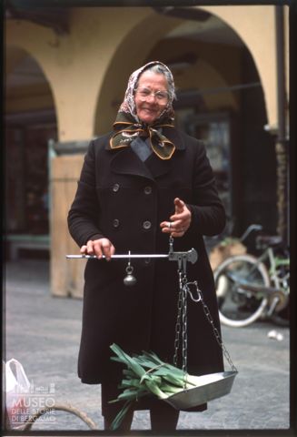 Ritratto di venditrice al mercato di piazza Paolo Diacono a Cividale del Friuli