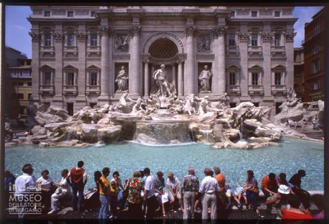 Turisti davanti alla Fontana di Trevi