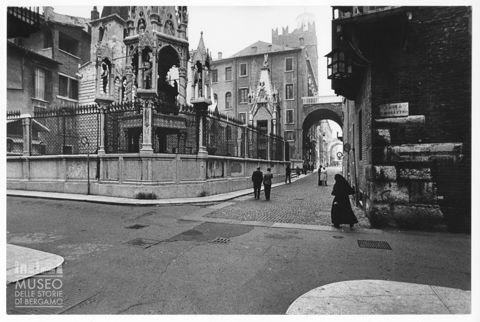 Avventori nei pressi delle Arche Scaligere a Verona