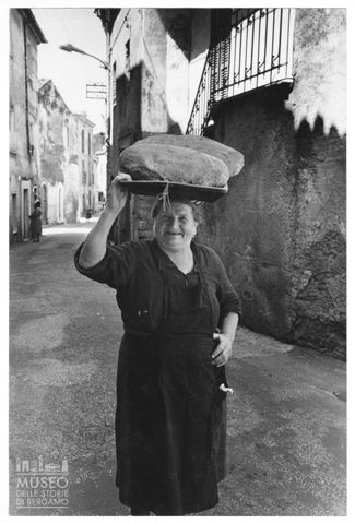 Ritratto di signora con forme di pane a Ferentino