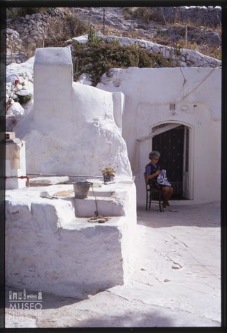 Un'abitazione scavata nella roccia a Macchia