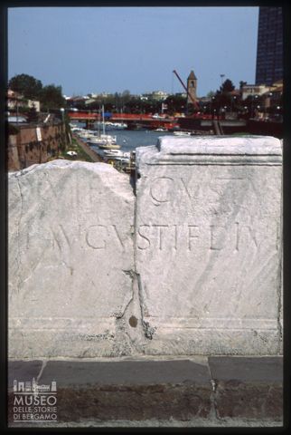 Lapide sul Ponte di Tiberio a Rimini