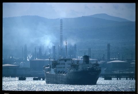 Il porto e le raffinerie di petrolio ad Augusta