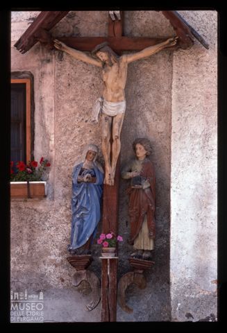 Crocifisso nei pressi di un'abitazione
