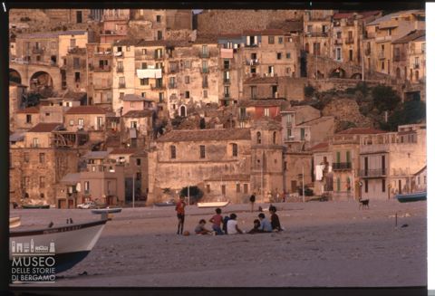 Bambini sulla spiaggia di Scilla