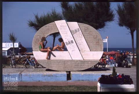 Bambine sul lungomare di Pesaro