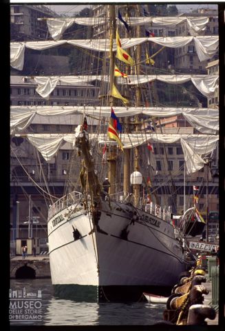 Un veliero storico nel porto di Genova per la regata in onore di Cristoforo Colombo