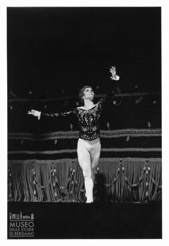 Ritratto di Rudolf Nureyev durante la rappresentazione del Lago dei cigni al Teatro alla Scala di Milano