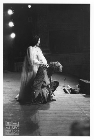 Una scena del Rigoletto al Teatro Pergolesi di Jesi