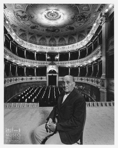 Ritratto di Dino Maurelli sul palco del Teatro Comunale di Pollenza