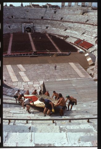 L'allestimento della scenografia dell'Aida per la stagione 1977 all'Arena di Verona