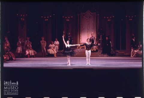 Carla Fracci e Rudolf Nureyev durante la rappresentazione del Lago dei cigni al Teatro alla Scala di Milano