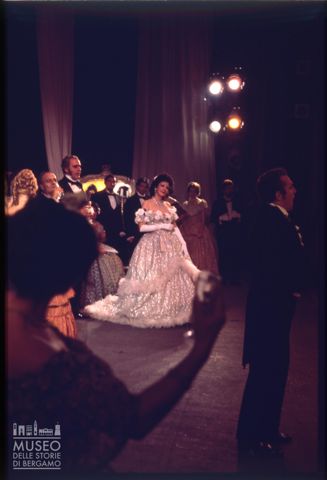 Una scena de La Traviata al Teatro Pergolesi di Jesi
