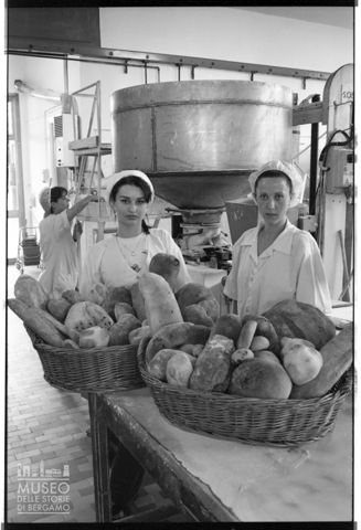 Ritratto di due addette alla panificazione