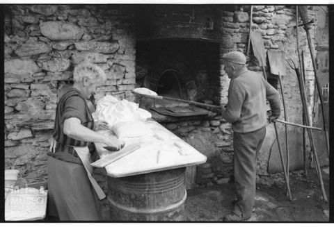 Due contadini che preparano il pane al forno Della Pianca di Boves