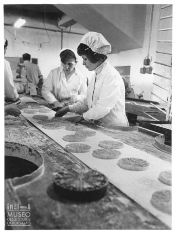 Preparazione del Panforte in un laboratorio di Siena