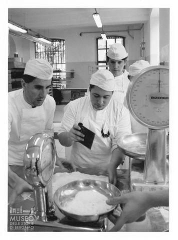 Una lezione alla Scuola per panificatori e pasticceri dell'E.N.A.I.P. di Como