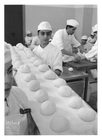 Una lezione alla Scuola per panificatori e pasticceri dell'E.N.A.I.P. di Como