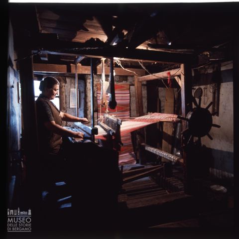 Tessitura di 'pezzotti' a Monno in Valcamonica
