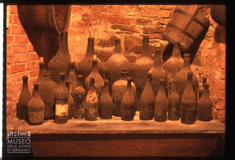 La collezione di bottiglie di vino nel Museo Renato Ratti a La Morra