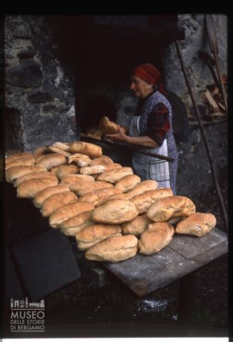 Ritratto di una donna che sforna pani al forno Tetto Beru di Rivoira
