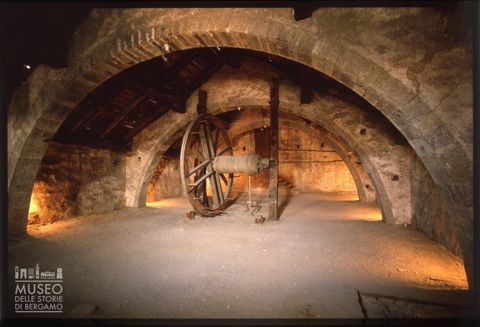 Argano medioevale nel sottotetto della basilica di Santa Maria Maggiore a Bergamo