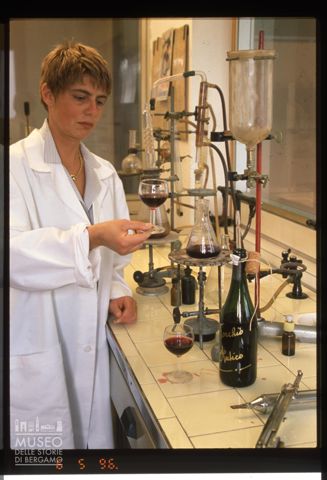 Una fase del controllo nella Casa Vinicola Chierici a Gualtieri