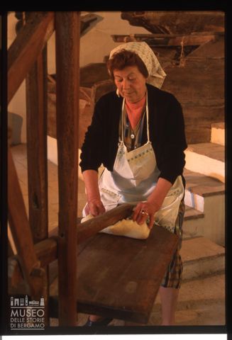Ritratto di una donna che impasta con una gramola nel Museo Urbini di Masrola
